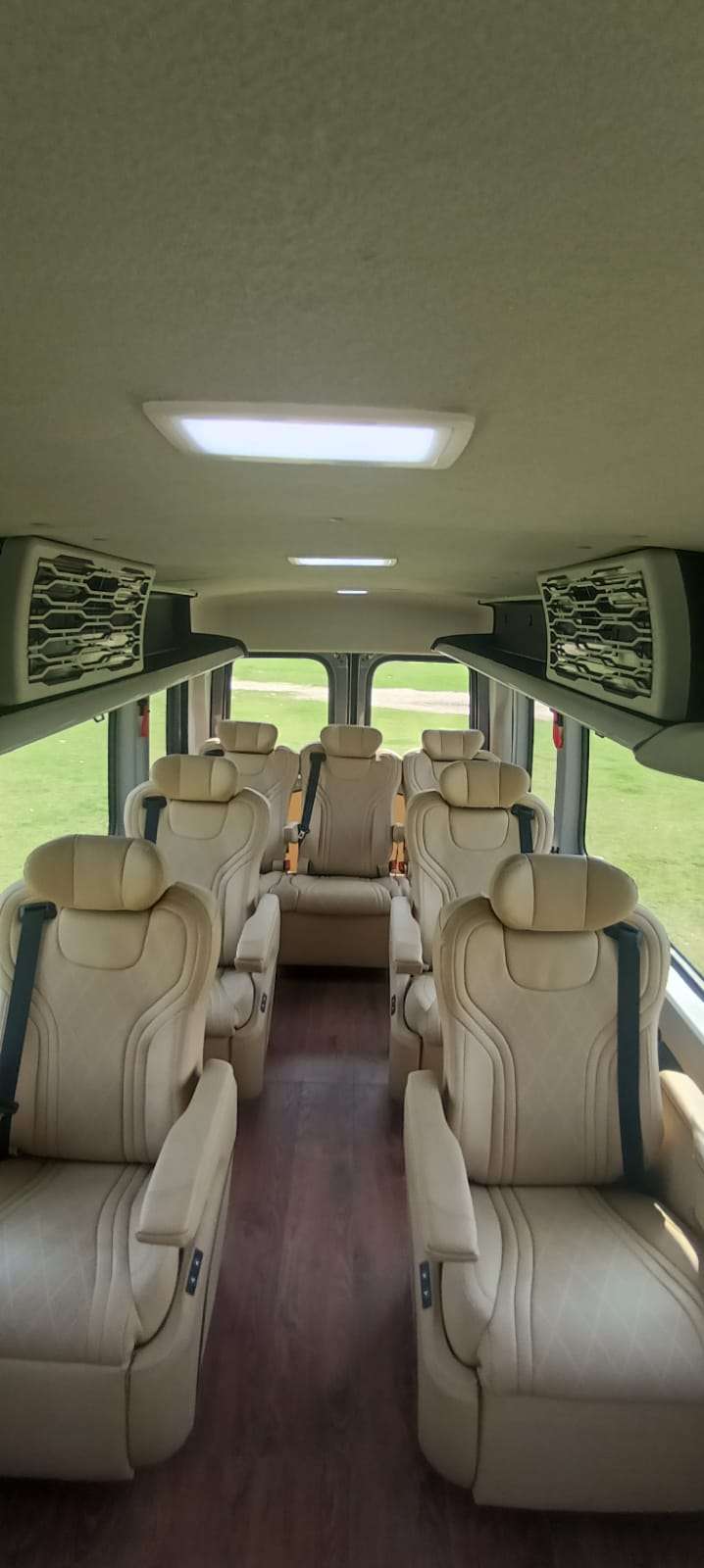 Tempo Traveller on rent tempotraveller-yt06